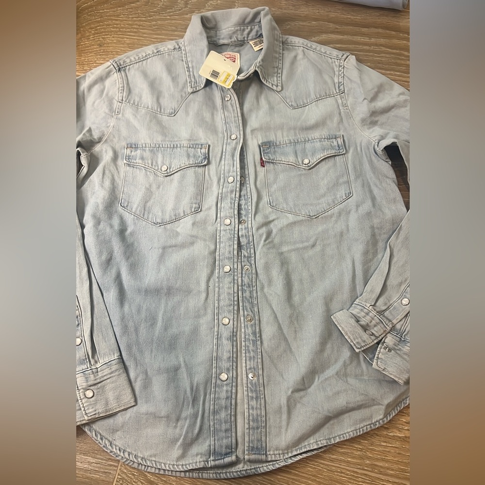 Levi's Classic Light Blue Button Down Shirt Women’s S NWT